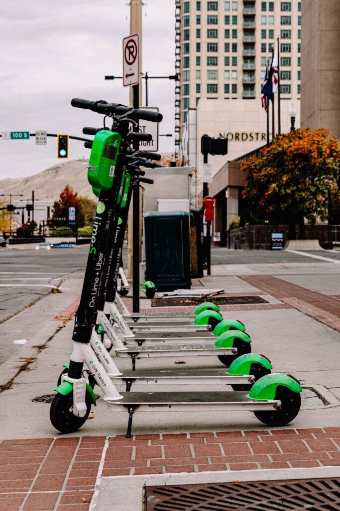 Ein Bild, das draußen, grün, Bürgersteig, Stadt enthält.

Automatisch generierte Beschreibung